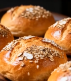 托盘上的各式烘焙面包7456#横屏 