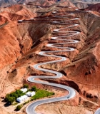 蜿蜒公路穿行于红色山地7646#横屏 