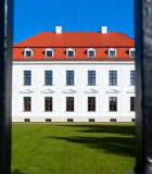 透过铁门拍摄的红顶白建筑5557#横屏 