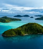 俯瞰海洋中的葱郁岛屿13823#横屏 