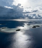 俯瞰海洋中的岛屿与云层1945#横屏 
