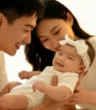 父母与婴儿温馨互动画面2935#横屏 