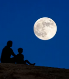 父子月夜下相依而坐7179#横屏 