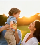 父母公园举高孩子互动画面4196#横屏 