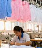 服装厂工人操作缝纫机10151#横屏 