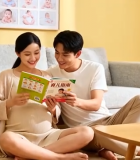 夫妻在家中一起阅读育儿书籍9697#横屏 