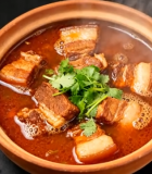 陶制砂锅中炖煮的红烧肉7281#横屏 