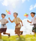 儿童户外手持风车奔跑场景2216#横屏 