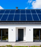 寺庙前供台上的菊花与香烛6070#横屏 