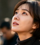 短发女子户外仰头凝望画面9678#横屏 