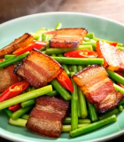 蒜苗炒五花肉美食特写8683#横屏 