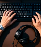 双手在键盘上打字的工作场景14392#横屏 