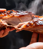 双手持烤排骨特写素材8170#横屏 