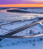 冬季雪景中蜿蜒公路与河流9613#横屏 