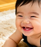 室内趴着笑的婴儿1718#横屏 