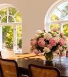 室内拱形窗边的餐桌花卉布置12145#横屏 