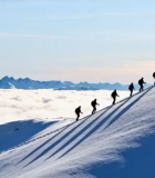 登山者攀登雪山全景(2)11945#横屏 