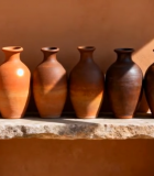 石台上摆放的陶制花瓶1856#横屏 