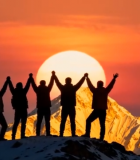 	 登山者山顶欢呼日出景象13162#横屏 