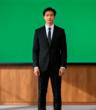 身着西装男子站于绿幕前10099#横屏 