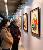 地铁站内乘客观赏花卉画作6790#横屏 