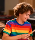 少年坐在鼓前微笑看向镜头13335#横屏 