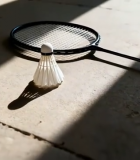 地面上的羽毛球拍与羽毛球12292#横屏 