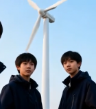 少年与风力发电机合影9393#横屏 