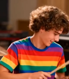 少年坐在鼓前微笑看向镜头13335#横屏 