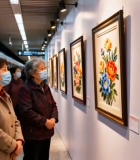 地铁站内老人观赏花卉画作10046#横屏 
