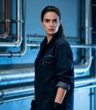 身着工装的女人站在管道旁2007#横屏 