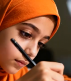 戴头巾女孩手持笔专注画面2326#横屏 