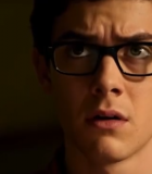 戴眼镜男子专注看纸张画面3511#横屏 