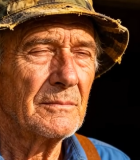 戴迷彩帽老人近景画面5957#横屏 