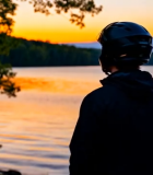 戴头盔者湖畔赏夕阳4514#横屏 