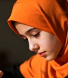 戴头巾女孩伏案书写素材(1)11546#横屏 