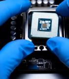 戴手套手持芯片近景画面3869#横屏 