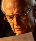 戴眼镜老人专注阅读文件3937#横屏 