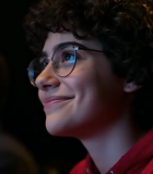 戴眼镜女子影院观影特写105#横屏 