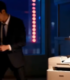 商务人士夜晚办公使用打印机2118#横屏 