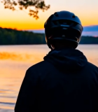 	 戴头盔者湖畔赏夕阳(1)11179#横屏 