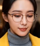 戴眼镜微笑的女性近景5612#横屏 