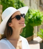 戴帽微笑女子户外特写8501#横屏 