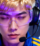 	 戴耳机和护目镜的男性玩家2419#横屏 