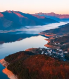 山水间红叶覆盖的山峦与湖泊11019#横屏 