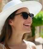 	 戴帽微笑女子户外场景2173#横屏 