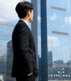商务男士城市高楼前站立10447#横屏 