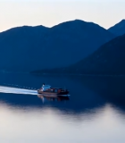 山水间船只航行全景9150#横屏 