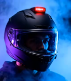 带警示灯的摩托车头盔特写14547#横屏 