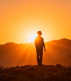 山顶人物张开双臂迎接日落8251#横屏 